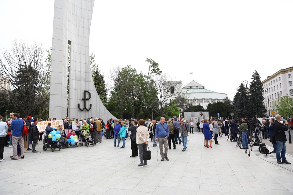 18425014 - WARSZAWA PROTEST PRZED SEJMEM (protest)