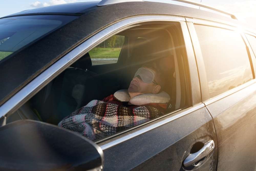 Krátke zdriemnutie môže skončiť pokutou – treba pamätať na to, že motor musí byť vypnutý počas státia.