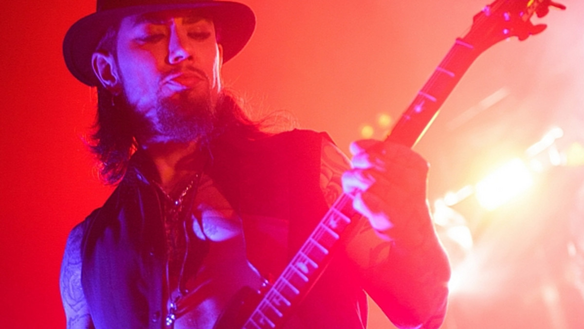 Dave Navarro, gitarzysta Jane's Addiction powesił się na hakach.