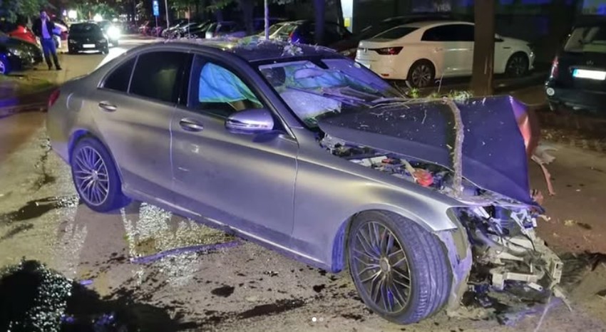 Razlupani mercedes u Novom Sadu