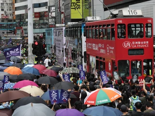 Protestujący z parasolkami przeciwko nowemu prawu o bezpieczeństwie narodowym, Hongkong 24.05.2020