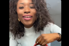 Srpska snajka iz plemena Zulu krenula da OSVEŠTA STARU KUĆU pa počela da stavlja stvari u veliku crvenu torbu i SPAKOVALA CELOG "SVEŠTENIKA": Internet ne može da dođe sebi od smeha