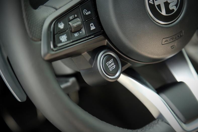 Uruchamianie silnika przyciskiem na kierownicy może nie jest intuicyjne, ale nawiązuje do sportowego charakteru auta.