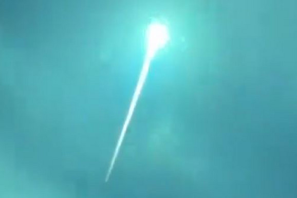 (VIDEO) BLJESAK NEON PLAVOG SVETLA OBASJAO NEBO "Nešto je palo, ali ne znamo šta ni gde": Iznad Španije i Portugala snimljen meteor (VIDEO)