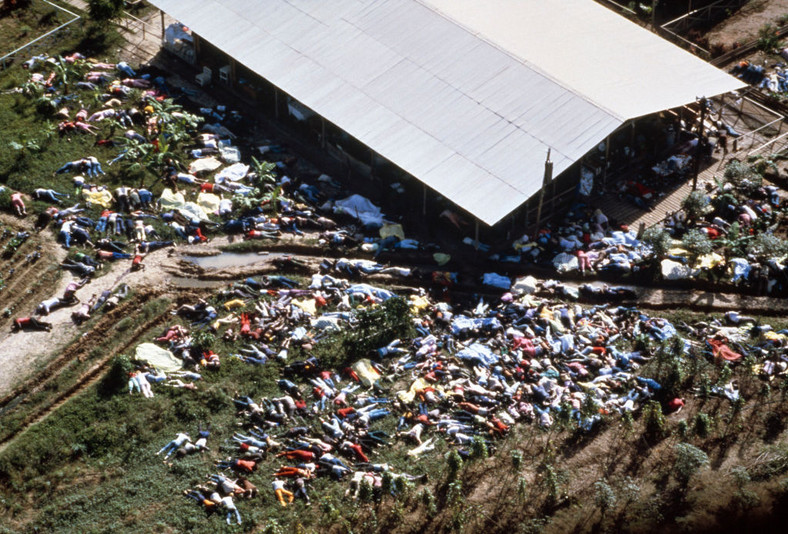 Krajobraz po masakrze w Jonestown z lotu ptaka. Zginęło wtedy 909 osób