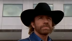 Chuck Norris, jedyny człowiek, który potrafi trzasnąć obrotowymi drzwiami, kończy 84 lata [MEMY]