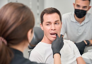 Poseta stomatologu čim se primete simptomi može da pomogne da se sačuva zub koji se klima