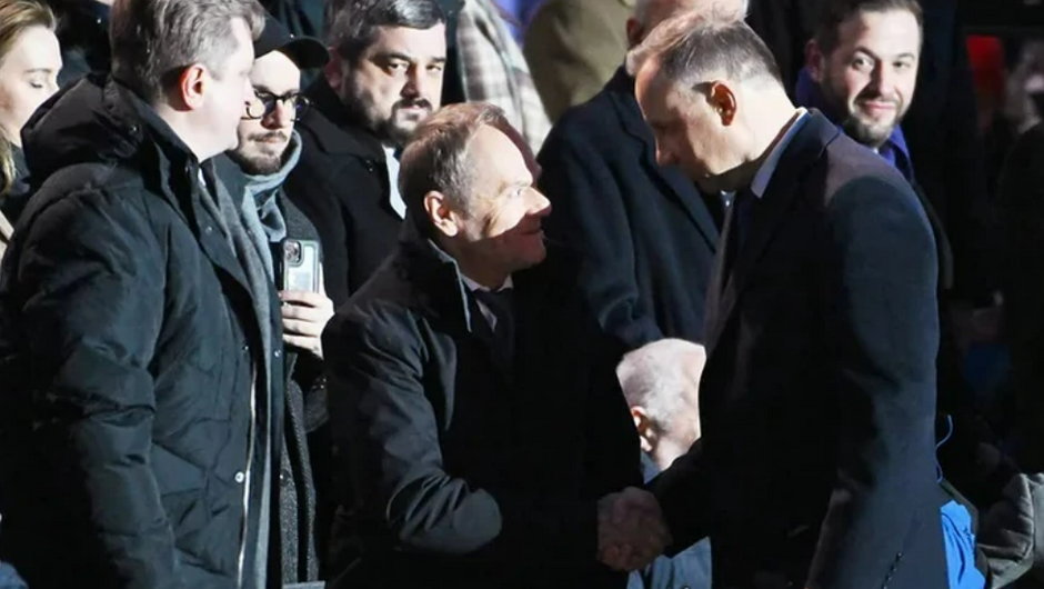 Andrzej Duda wita się z Donaldem Tuskiem przed przemówieniem Joego Bidena
