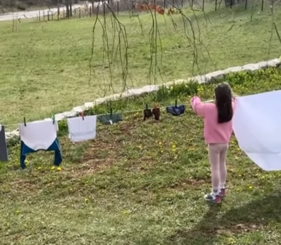 Jelisaveta Orašanin sa decom na odmoru