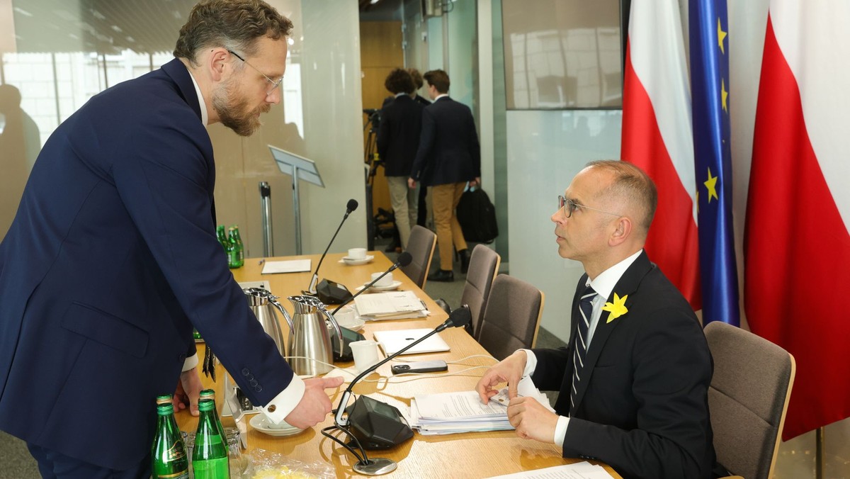 Poseł PiS Zbigniew Bogucki i przewodniczący komisji, poseł KO Michał Szczerba na posiedzeniu sejmowej komisji śledczej ds. afery wizowej. 19.04.2024 r.