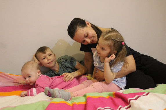 Rodzeństwo Tamila i Miron, ich mama Ania i córka Tani, Arina w mieszkaniu w Białymstoku 