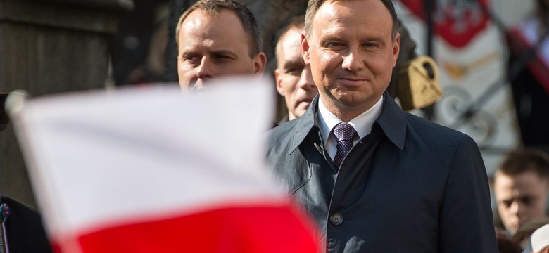 Podniesienie flagi na Zamku, wspólne śpiewanie piosenek. Patriotyczna majówka z prezydentem