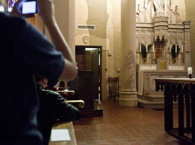 Jezus w cierniowej koronie na kolumnie kościoła w żeńskiej szkole