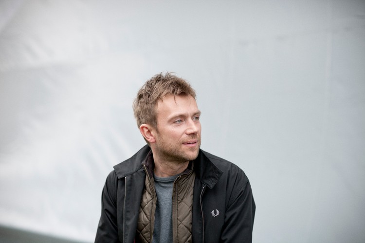 Damon Albarn na zdjeciach z sesji do albumu 'Everyday Robots'
