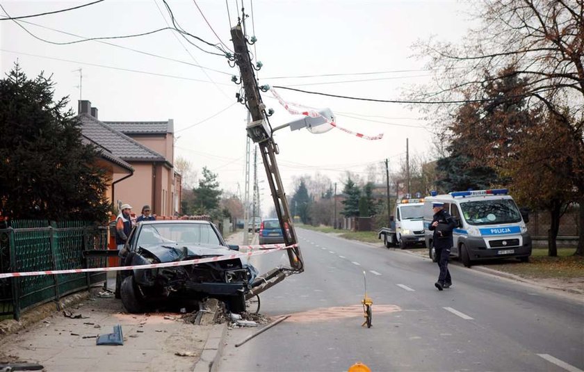 Staranował płot i ściął słup elektryczny. ZDJĘCIA