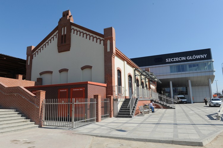 W ramach pierwszego etapu inwestycji m.in. wybudowano nowy budynek dworcowy i poddano rewitalizacji stary obiekt. <br><br>fot. (ukit) PAP/Marcin Bielecki