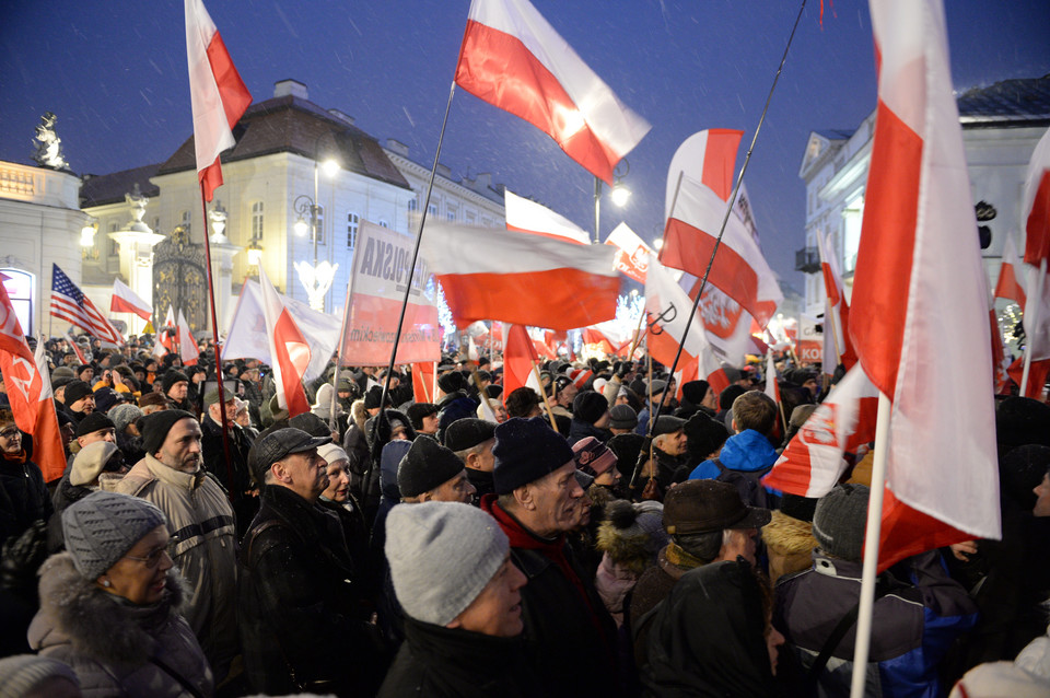 KOD i kluby "Gazety Polskiej". Demonstracje w Warszawie po zamieszaniu w Sejmie