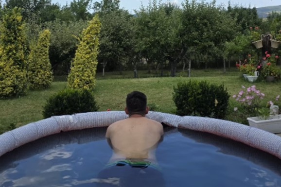 SELO MOJE LEPŠE OD PARIZA Dok drugi hrle na Maldive, MILAN VASIĆ ODMARA NA KOSOVU Glumac se skinuo, pa napravio sebi ugođaj u dvorištu -Baškari se u bazenu