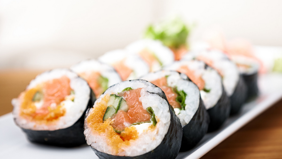 Przygotowanie sushi może się wydać prostym zadaniem. Nie wszyscy jednak wiedzą, że w Japonii istnieją specjalne szkoły uczące przez 10 lat jak odpowiednio płukać ryż i kroić rybę, aby ta nie odebrała klientowi życia.