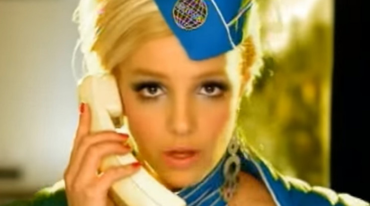 A kutyus Britney népszerű dalát a Toxic-ot "énekelte"