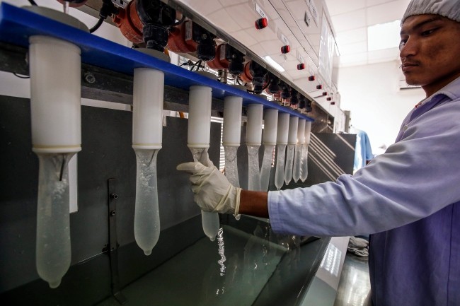 Z wizytą w fabryce prezerwatyw