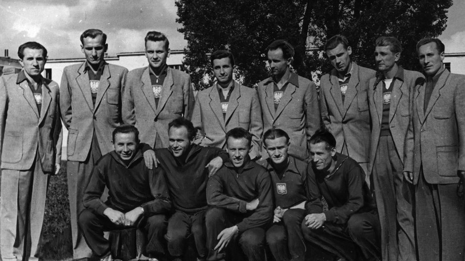 Reprezentacja Polski na wyjazdowy mecz z Czechosłowacją (2:2) w Pradze 14 września 1952 r. Stoją od lewej: Henryk Alszer, Henryk Bartyla, Edward Szymkowiak, Kazimierz Trampisz, Józef Mamoń, Hubert Banisz, Ryszard Wyrobek i Jan Wiśniewski. W przysiadzie od lewej: Tadeusz Glimas, Zdzisław Mordarski, Zdzisław Bieniek, Teodor Aniola i Władysław Gędłek