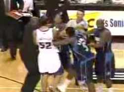 Zobacz bójkę koszykarzy w słynnej lidze NBA