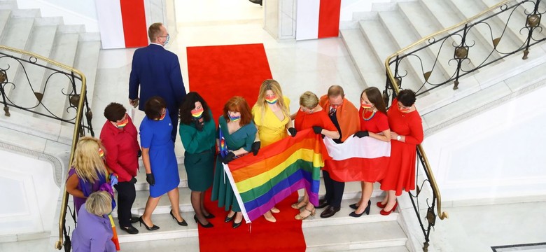 Kolorowe stroje i tęczowa flaga. Tak posłanki Lewicy broniły LGBT na zaprzysiężeniu Dudy [FOTO]