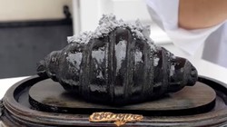 Włoska "Magma" to wyjątkowo drogi czarny rogalik śniadaniowy z Neapolu