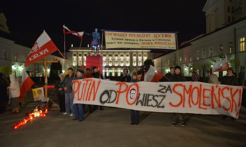 Uczestnicy demonstracji w sprawie zwrotu kluczowych dowodów koniecznych do wyjaśnienia katastrofy smoleńskiej, zorganizowanej przez Młodzieżowy Klub 