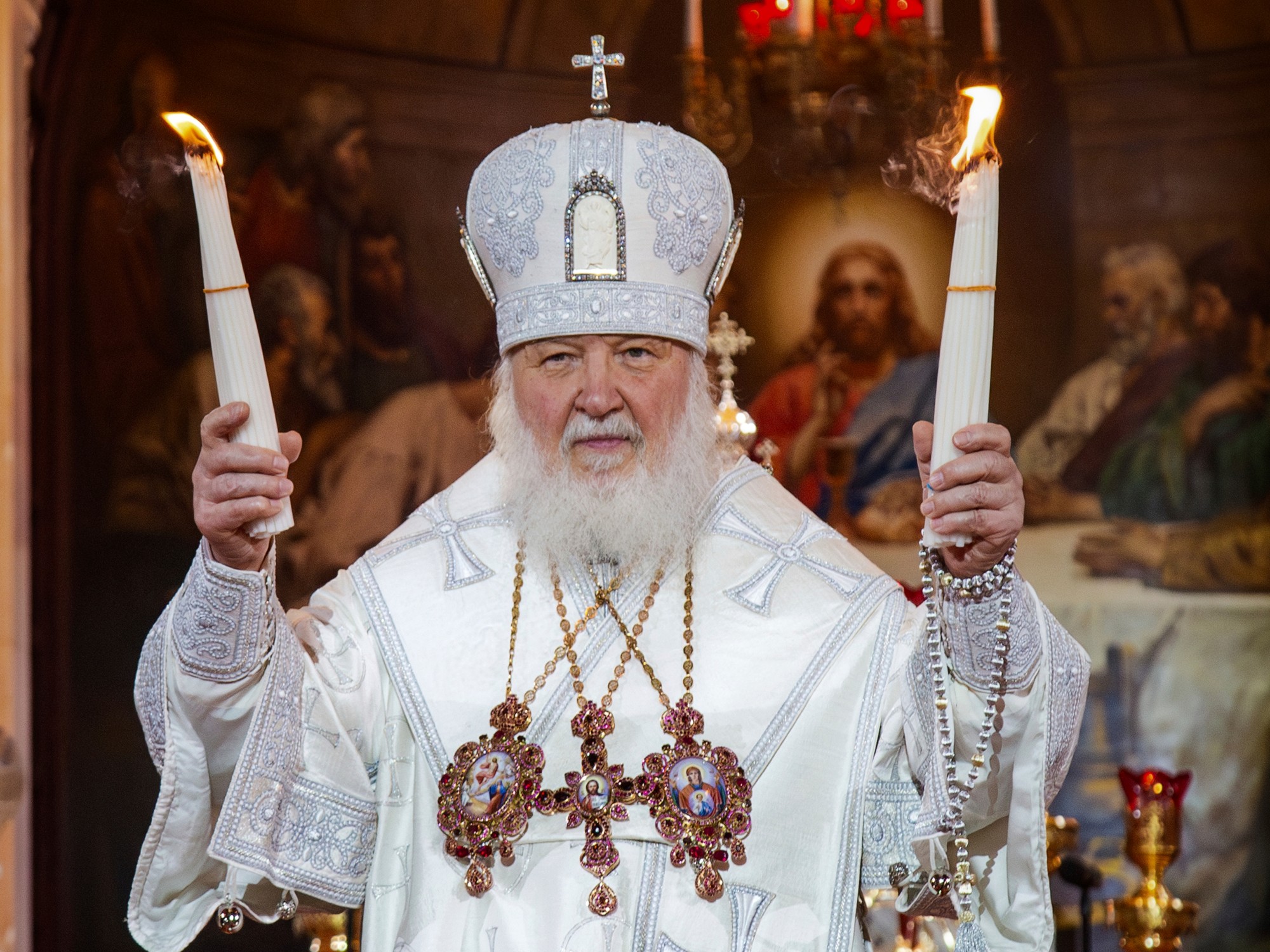 Patriarcha Ruskej pravoslávnej cirkvi Kirill vedie pravoslávnu veľkonočnú bohoslužbu v Chráme Krista Spasiteľa v Moskve.