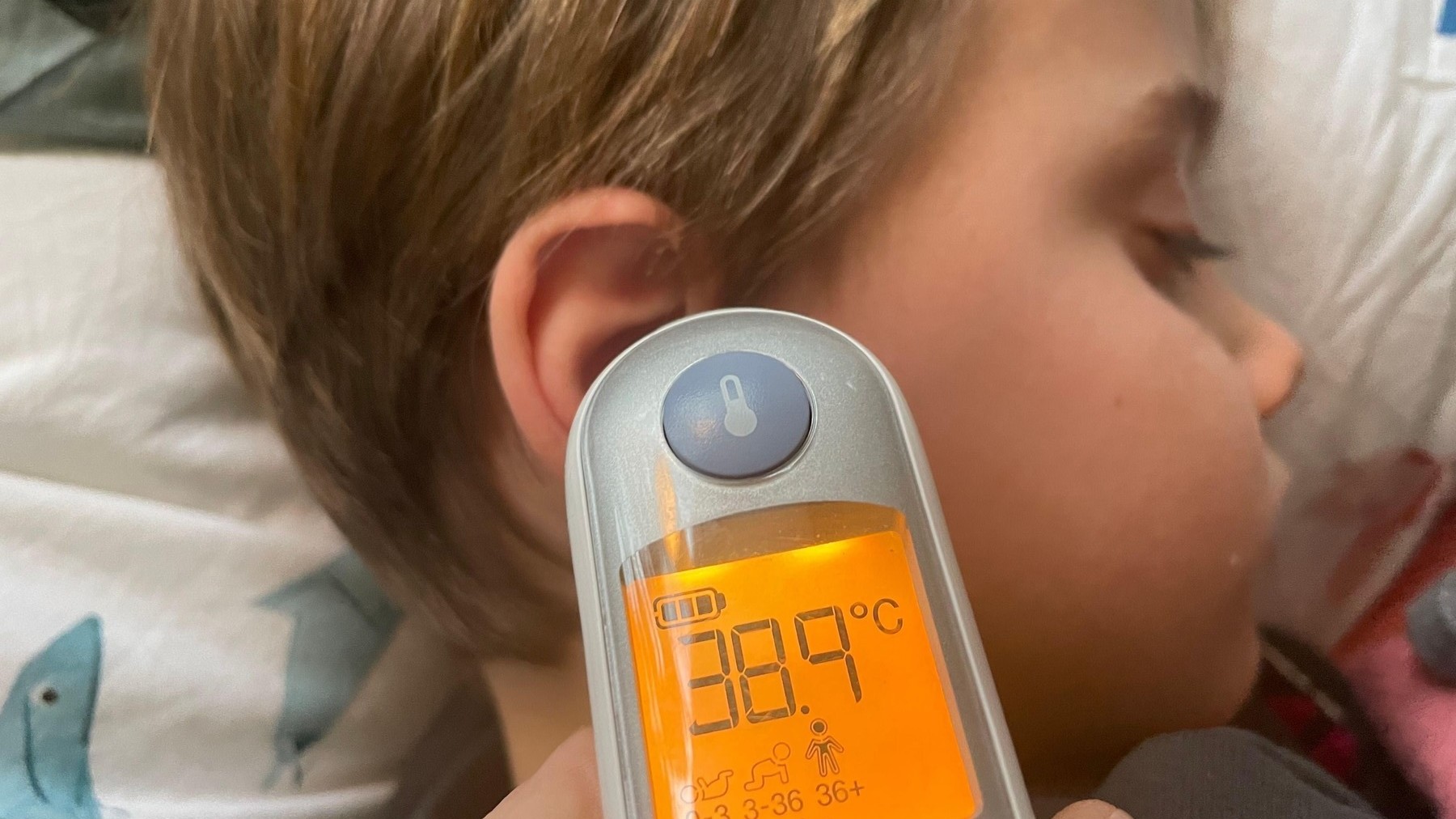 Vysoká horúčka zvlášť u detí dokáže rodičov znepokojiť, ako na ňu správne, radí pediatrička