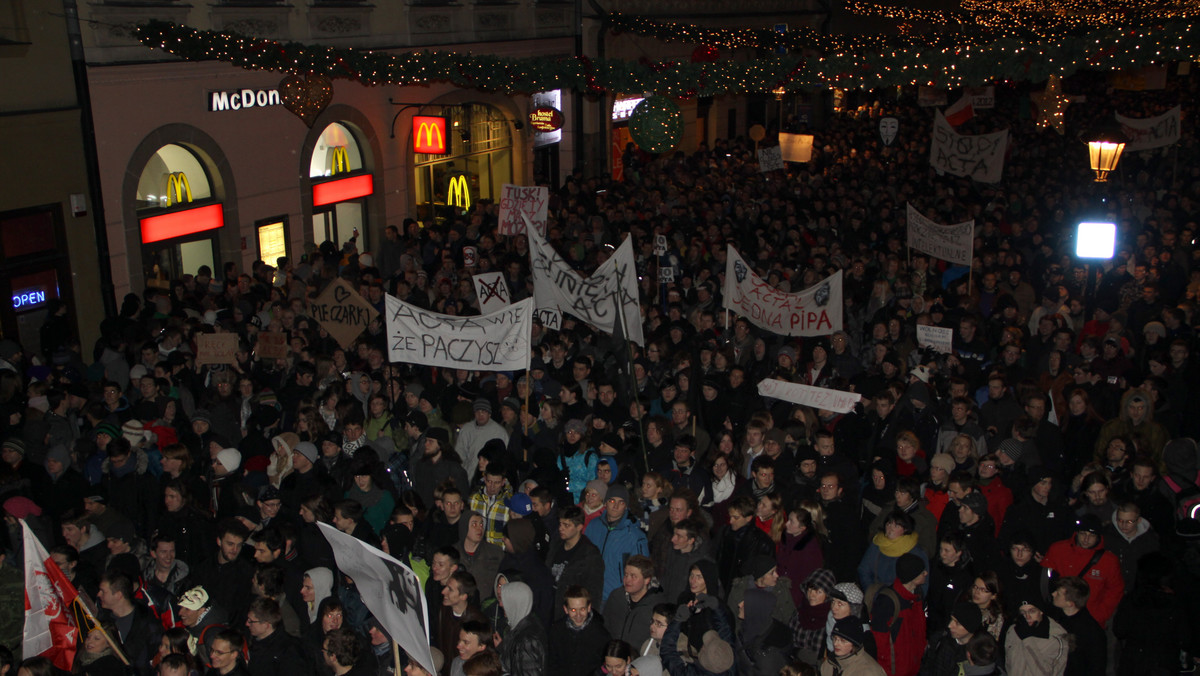 W całym kraju odbyły się protesty przeciwko podpisaniu przez Polskę umowy ACTA, która ma zająć się walką z piractwem w internecie oraz handlem podróbkami. Pikieta w Kielcach zakończyła się blokadą skrzyżowania w centrum miasta i uszkodzeniem kilku samochodów. Jeden policjant trafił do szpitala. Zatrzymano 24 osoby. Protest zaplanowany w Warszawie przeniesiono na pojutrze.