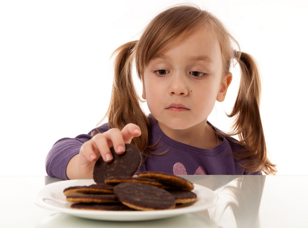 Naukowcy alarmują: małe dzieci jedzą za dużo soli i cukru