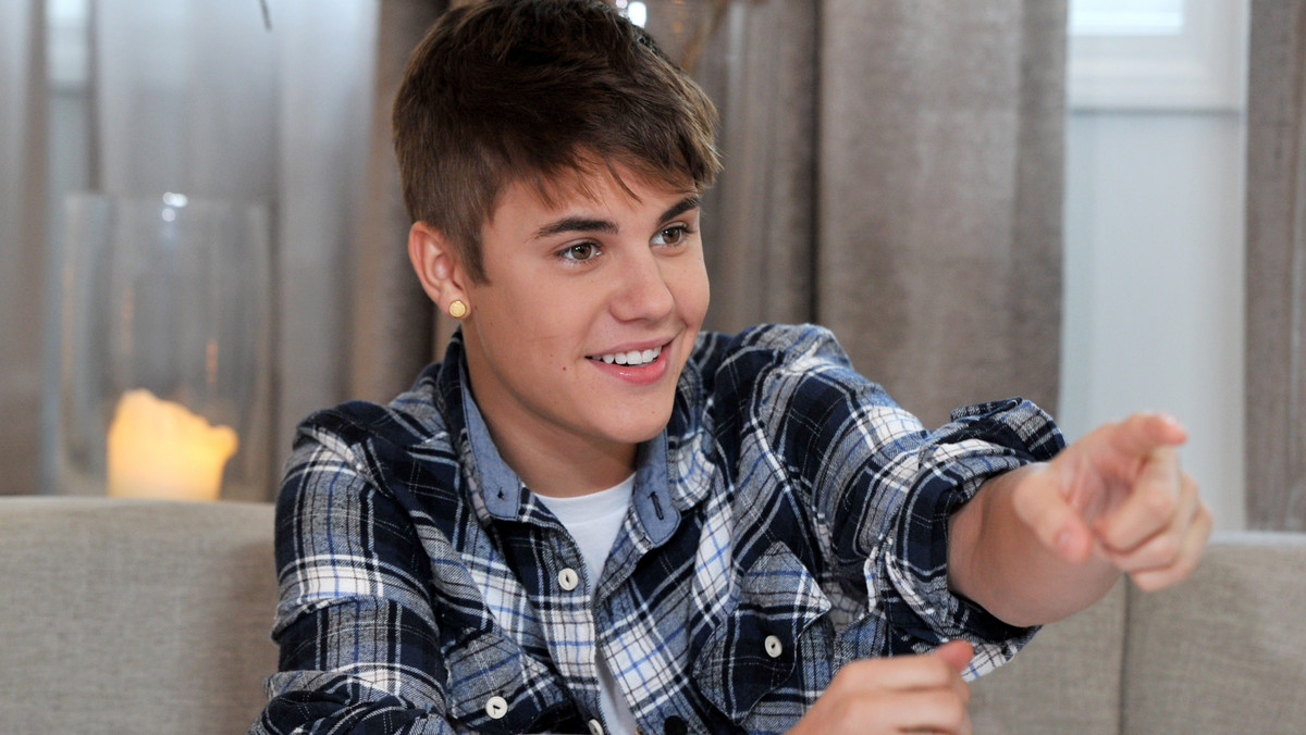 Portal TMZ donosi,  że Justin Bieber może zostać postawiony przed sądem za oplucie sąsiada. Ponadto władze uważają, że nastolatkowi potrzebna jest profesjonalna pomoc, ponieważ "schodzi na złą drogę".