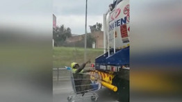 Sokkoló videó: száguldó tartálykocsi hátuljába kapaszkodva utazott egy felelőtlen férfi