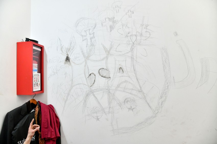 M. I. pokazuje našoj ekipi kako "crta" po zidovima zgrade