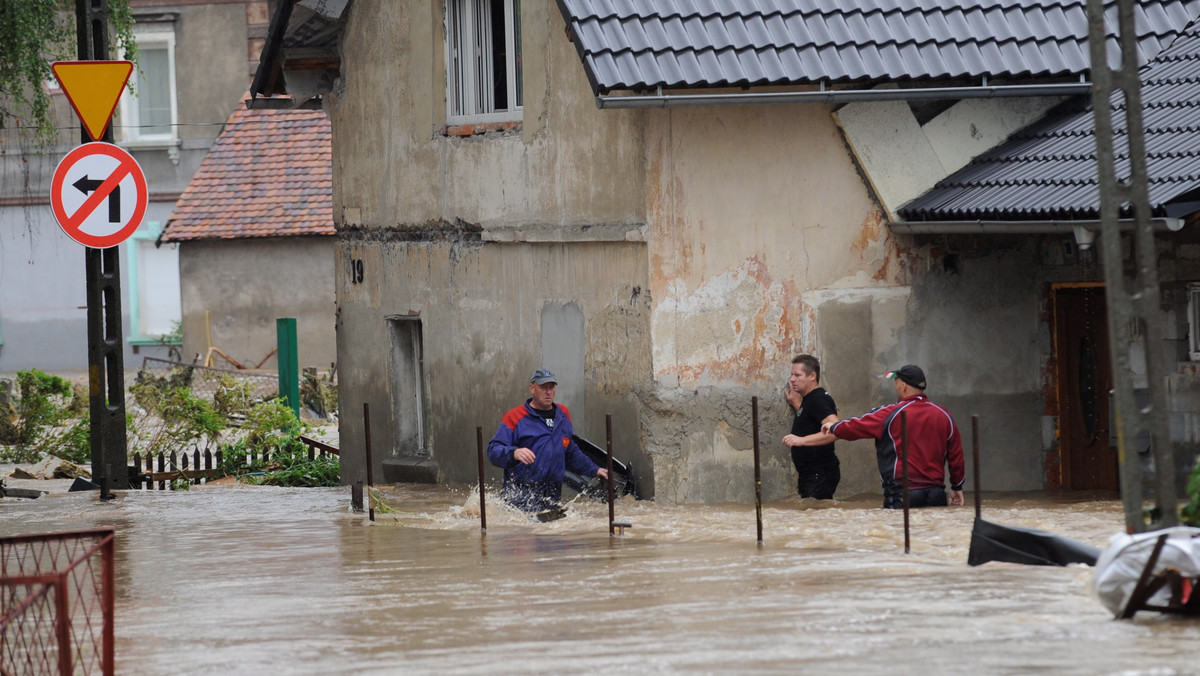 Wczoraj po południu, około godziny 17, fala powodziowa zmyła samochód starosty zgorzeleckiego - Mariusza Tureńca. Starostę i jego kierowcę odnaleziono skrajnie wyczerpanych dopiero około drugiej w nocy - poinformowała TVN24.