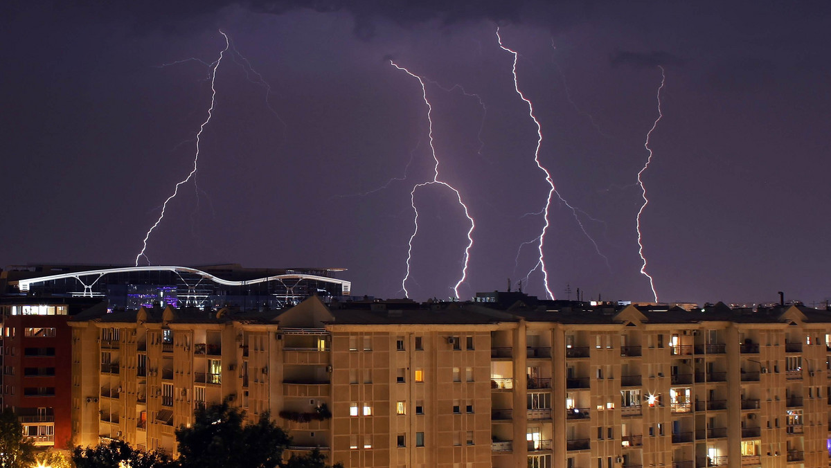 Instytut Meteorologii i Gospodarki Wodnej w Krakowie wydał ostrzeżenie przed burzami gradowymi dla Małopolski. Także na pozostałym obszarze naszego kraju będzie mokro, a na wschodzie burzowo. Spokojni o dobrą pogodę mogą być tylko mieszkańcy zachodniej Polski. Ale nie długo, bo już wieczorem opady wystąpią także na zachodzie.