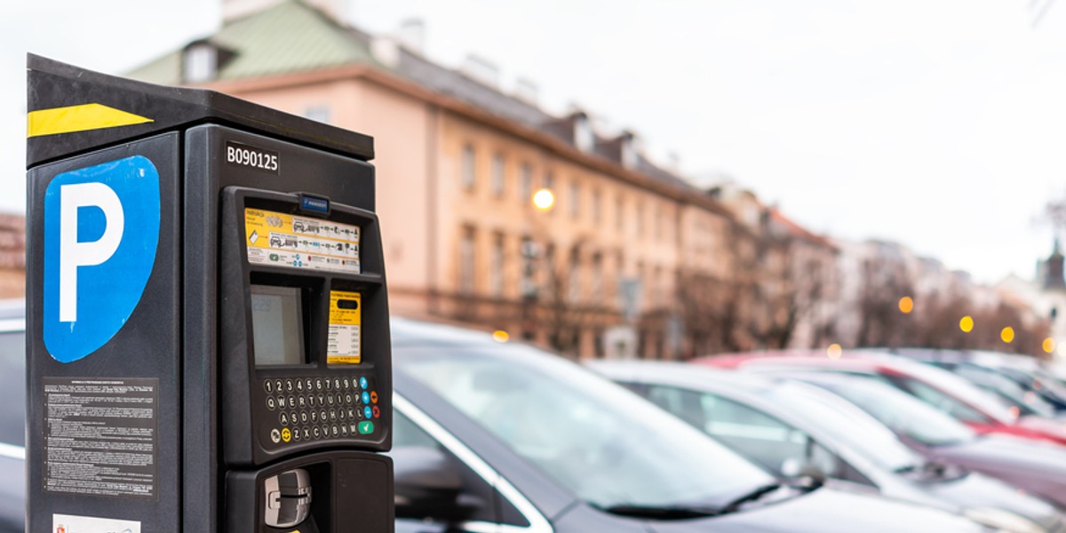 Mieszkańcy z Warszawy mogą uniknąć codziennych opłat za parkowanie w płatnej strefie, jeśli posiadają abonament mieszkańca. Szykują się ważne zmiany w opłatach. 