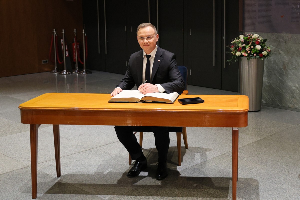 Prezydent RP Andrzej Duda wpisuje się do księgi pamiątkowej w Budynku Zgromadzenia Państwowego w Lublanie w Słowenii