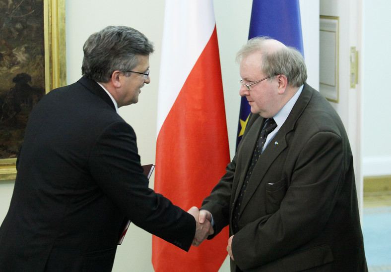 Prezydent Bronisław Komorowski (L) spotkał się 10 bm. w Belwederze z Kapitułą Orderu Orła Białego. Tematem spotkania było rozpatrzenie wniosku ministra kultury i dziedzictwa narodowego Bogdana Zdrojewskiego o odznaczenie Orderem Orła Białego reżysera Andrzeja Wajdy. Na początku posiedzenia prezydent wręczył nominacje nowym członkom Kapituły - powołanym 25 lutego Władysławowi Bartoszewskiemu, Aleksandrowi Hallowi (P), Krzysztofowi Pendereckiemu i Henrykowi Samsonowiczowi. (ps/cat) PAP/Paweł Supernak