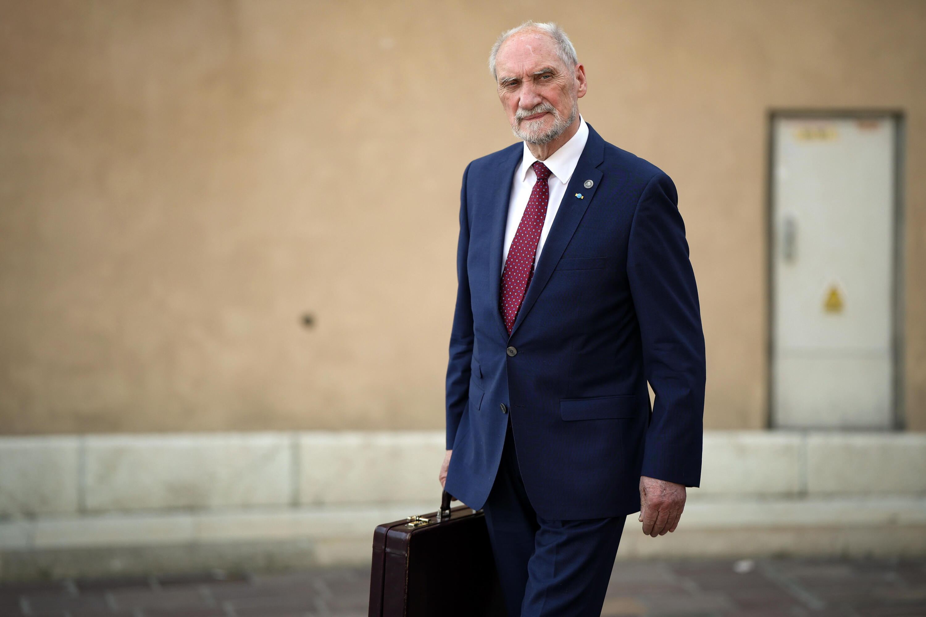 Macierewicz: Prokuratura obniża klauzulę tajności wniosku
