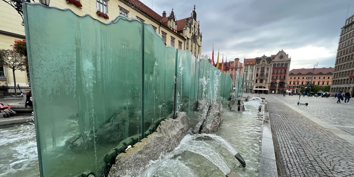 Fontanna na Rynku zwana „zdrojem” będzie remontowana. Wymienione zostaną zniszczone szklane elementy