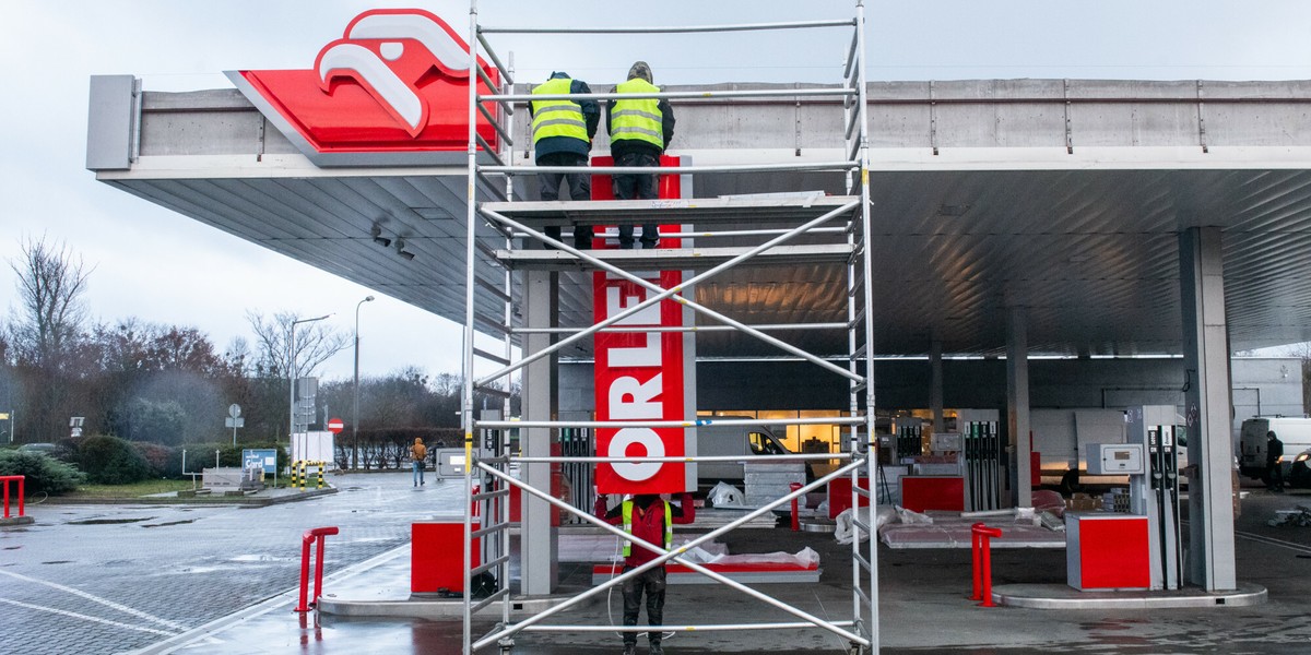 Zmiana logotypu stacji benzynowej z Lotos na Orlen