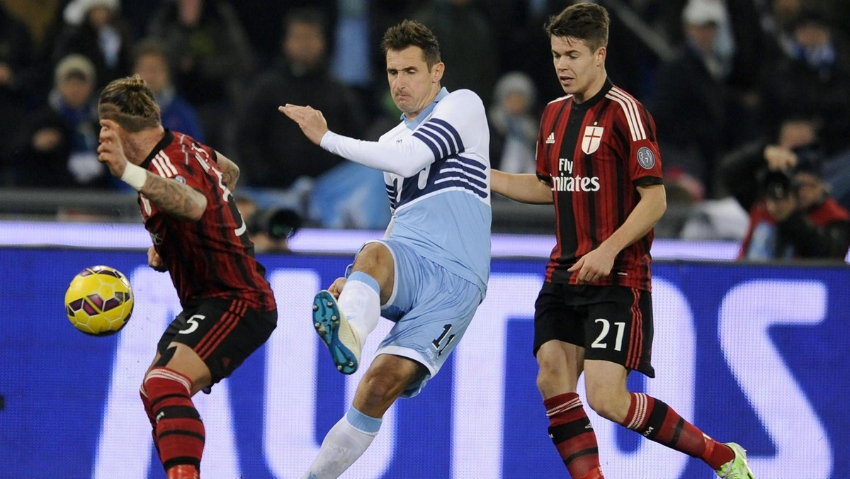 Szósta porażka AC Milan w obecnym sezonie stała się faktem. Tym razem Rossoneri przegrali w wyjazdowym meczu z Lazio Rzym 1:3 (1:0). Bohaterem meczu był Miroslav Klose, który zanotował asystę przy pierwszym trafieniu i strzelił drugiego gola.