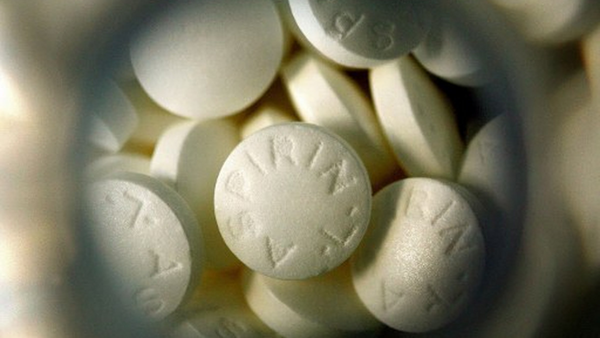 Regularne zażywanie aspiryny zmniejsza ryzyko zachorowania na raka, ale efekt przeciwnowotworowy jest mniejszy niż wcześniej podejrzewano - wykazały badania amerykańskich specjalistów opublikowane na łamach "Journal of the National Cancer Institute".