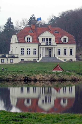 Kosztował niewiele ponad tysiąc dolarów i był w zupełnej ruinie. Dzisiaj, misternie odrestaurowany jest chlubą gospodarza i jego małżonki Ann Appelbaum. Z zeznań majątkowych szefa MSZ wynika, że jego wartość wzrosła do 6 mln zł