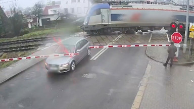 Auto utknęło między szlabanami, gdy nadjechał pociąg. Policjanci opublikowali przerażające nagranie
