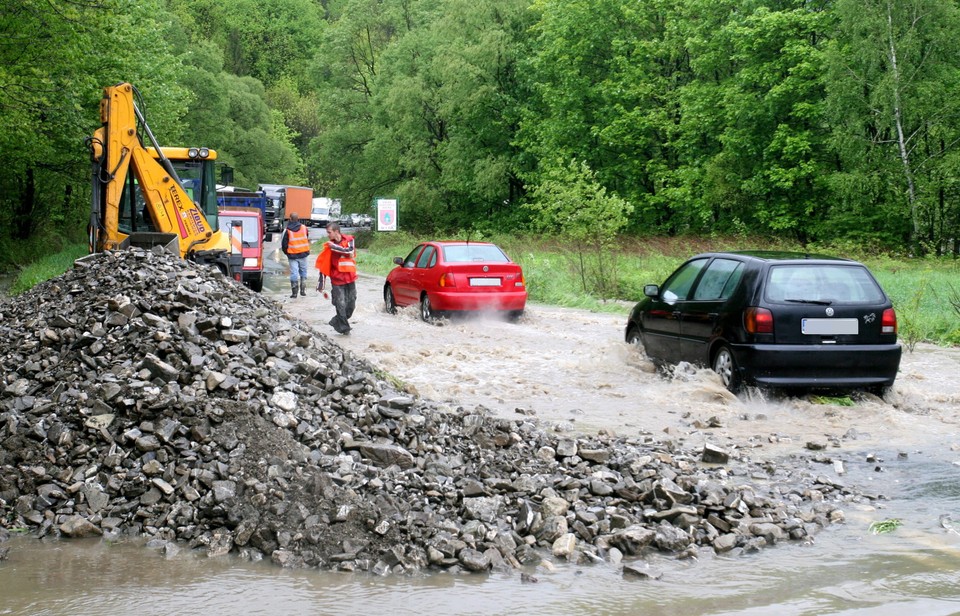 TYLMANOWA POWÓDŻ ZALANA DROGA